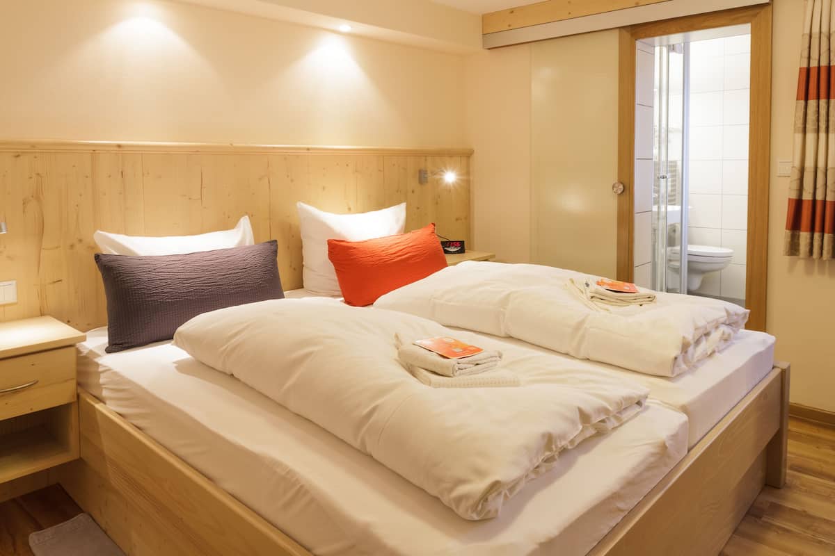 Habitación doble estándar | Caja de seguridad en la habitación y decoración personalizada