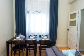 Apartment, 3 Bedrooms | In-room dining