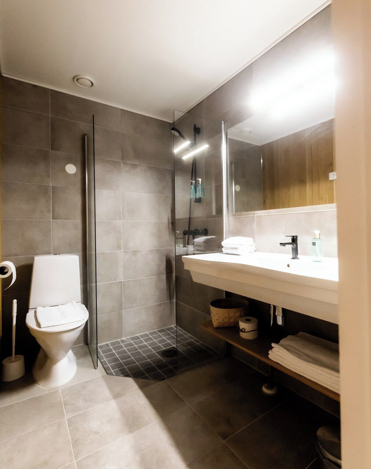 double or twin room | bathroom | shower, free toiletries, hair dryer, bidet