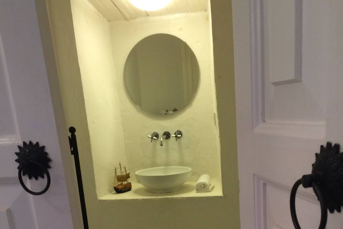 Bathroom sink
