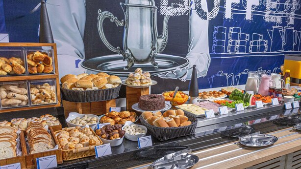 A buffet with various food items and a coffee station. - ibis budget Patos de Minas (Patos de Minas)