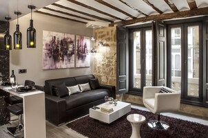 Deluxe Suite (Suite Crianza) | Living area | Flat-screen TV, fireplace, heated floors