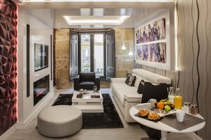 行政套房, 1 间卧室, 热水浴缸 (Suite Gran Reserva) | 起居区 | 平板电视、壁炉、加热地板