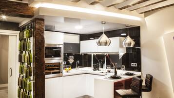 Suíte exclusiva, 1 quarto (Suite Reserva) | Cozinha privada | Geladeira grande, micro-ondas, fogão, cooktop