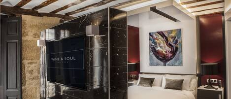 1 bedroom, Egyptian cotton sheets, premium bedding, down comforters