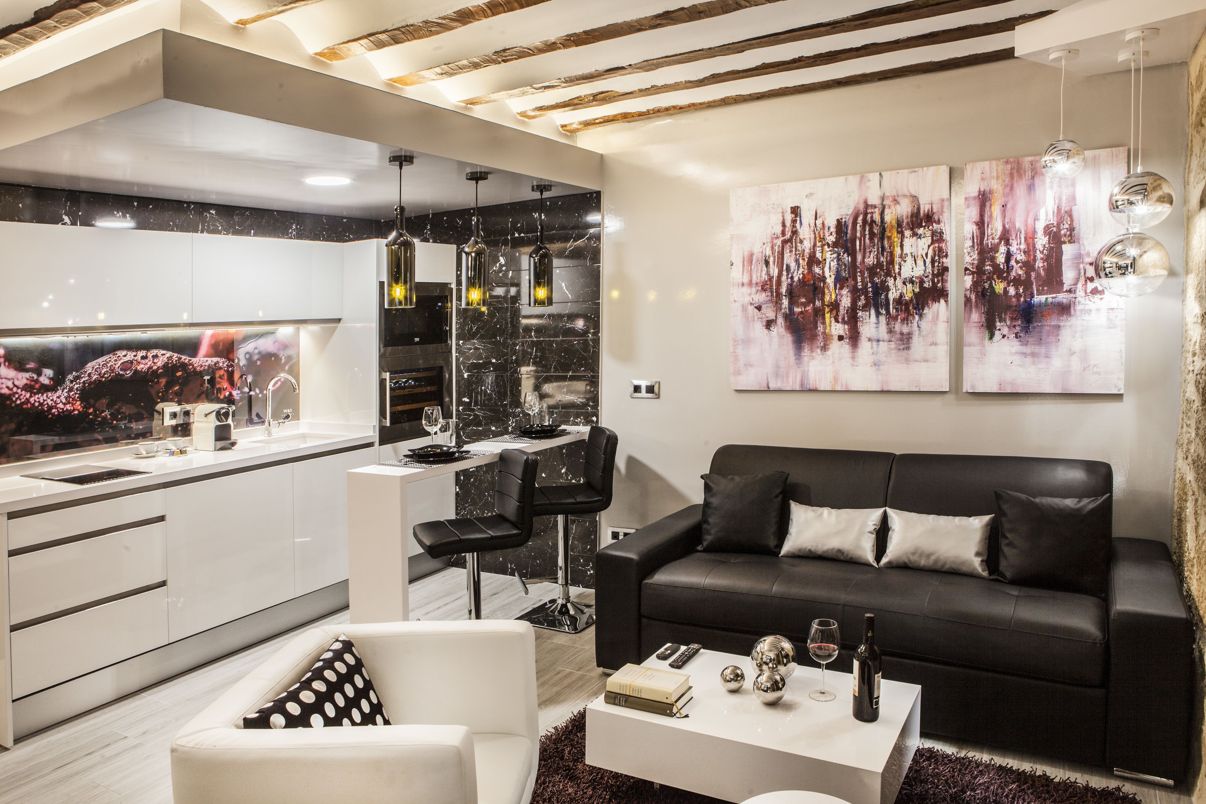 deluxe suite (suite crianza) | private kitchen | full-sized fridge, microwave, oven, stovetop