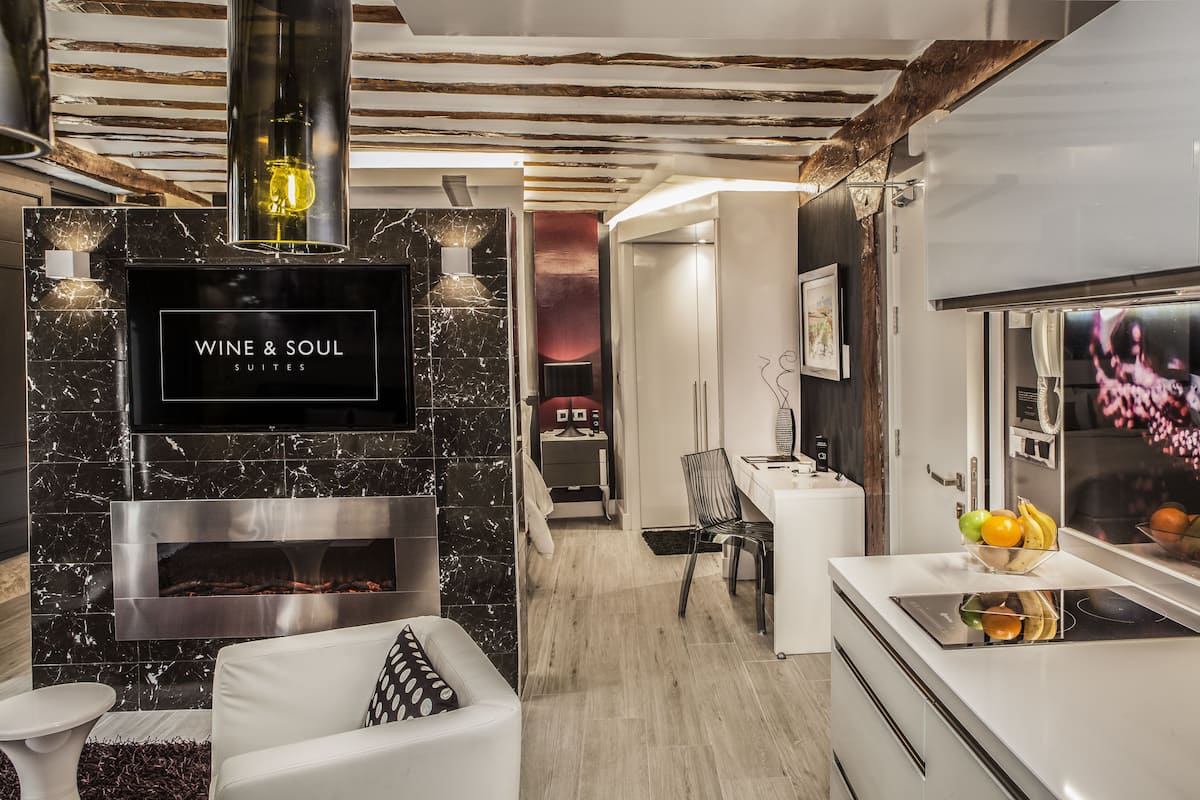 deluxe suite (suite crianza) | living area | flat-screen tv, fireplace, heated floors