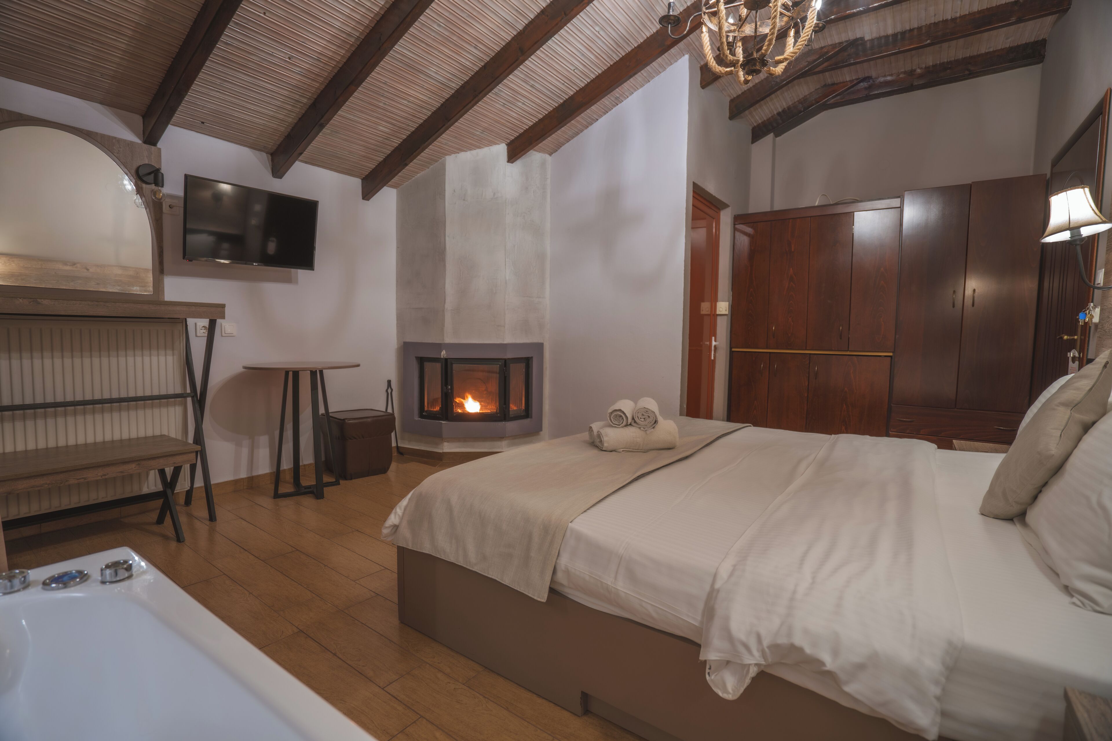 Deluxe Double Room | Soundproofing, free cribs/infant beds, free WiFi, bed sheets