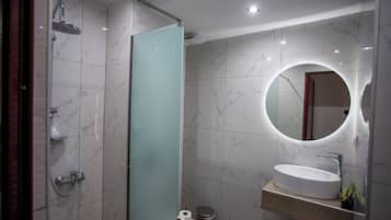 Deluxe Suite | Bathroom | Shower, free toiletries, hair dryer, towels