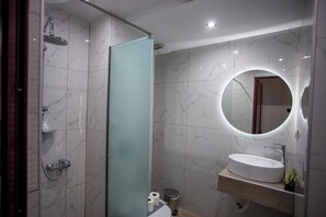 Deluxe Suite | Bathroom | Shower, free toiletries, hair dryer, towels - Alkyonis Hotel & Spa (Almopia)