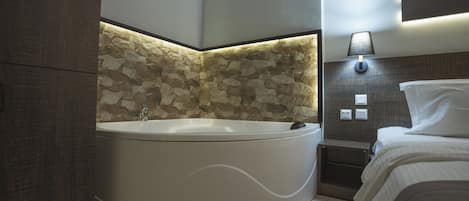 Deluxe dubbelrum (with spa bath) | Ljudisolering, gratis barnsÀngar, gratis wi-fi och sÀngklÀder