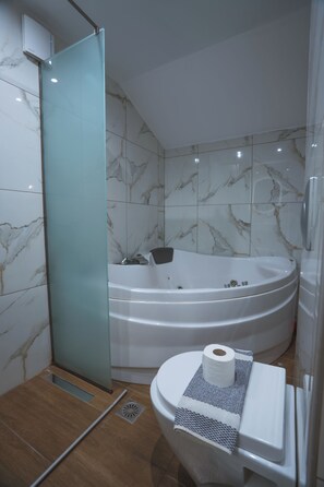 Deluxe Suite (Junior) | Bathroom | Shower, free toiletries, hair dryer, towels