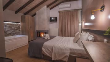 Deluxe Double Room | Soundproofing, free cribs/infant beds, free WiFi, bed sheets