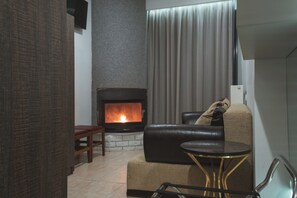 Standaard kamer, open haard | Geluiddichte muren, gratis babybedden, gratis wifi, beddengoed