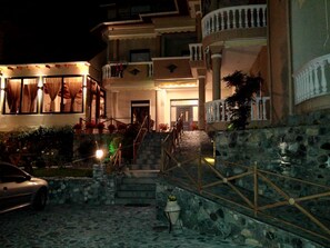 Façade de l’hébergement - soirée/nuit