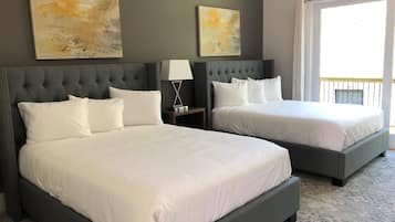 Quarto standard, 2 camas Queen, acessível | Escrivaninha, Wi-Fi de cortesia, roupa de cama