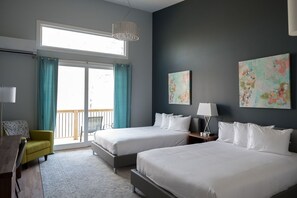 Desk, free WiFi, bed sheets - The Limelight Inn (Dahlonega)