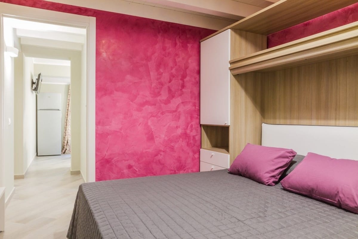 1 habitación, decoración personalizada, muebles diferentes y escritorio