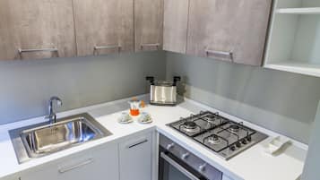 Luxury Apartment, 2 Bedrooms, Balcony | Private kitchenette | Fridge, microwave, oven, stovetop