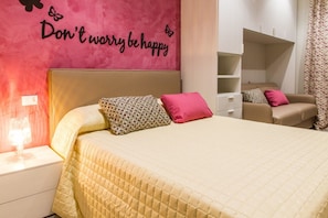 1 habitación, decoración personalizada, muebles diferentes y escritorio 