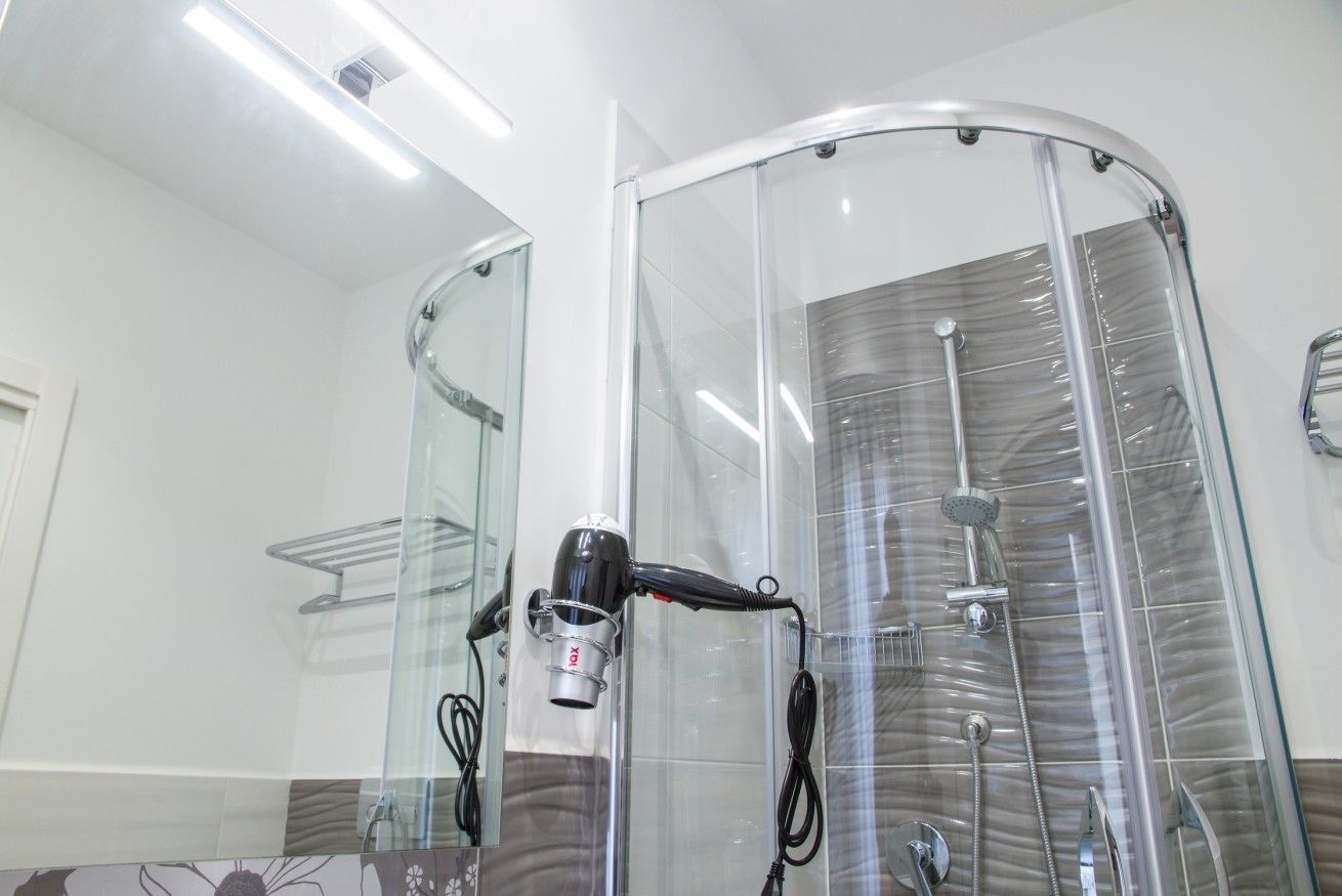 Luxury Apartment, 1 Bedroom, Private Bathroom | Bathroom shower