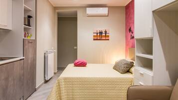 Deluxe Apartment, 1 Bedroom, Kitchen | 1 bedroom, individually decorated, individually furnished, desk