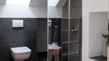 Grand Apartment, 1 Bedroom (incl. 75€ Cleaning Fee) | Bathroom | Shower, free toiletries, hair dryer, towels
