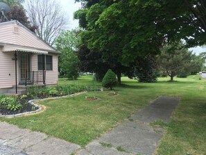 Property grounds - Cozy Place (Niagara Falls)