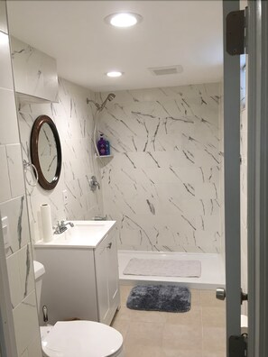 Combined shower/tub, free toiletries, towels - Cozy Place (Niagara Falls)