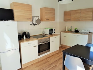 Apartamento básico, 2 quartos | Cozinha privada | Geladeira, micro-ondas, cooktop, lava-louças