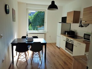 Căn hộ cơ bản, 2 phòng ngủ | Bếp riêng | Tủ lạnh, lò vi sóng, bếp nấu, máy rửa bát