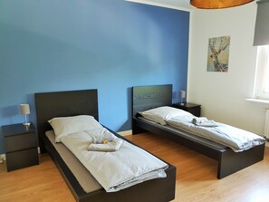 2 quartos, escrivaninha, ferros/tábuas de passar roupa