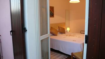 Camera Comfort con letto matrimoniale o 2 letti singoli, bagno privato, vista montagna | Una scrivania, ferro/asse da stiro, Wi-Fi gratuito, lenzuola