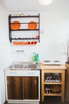 Appartement, 2 slaapkamers (incl. Cleaning Fee 75€) | Privékeuken | Een koelkast, een kookplaat, een koffiezetapparaat/waterkoker