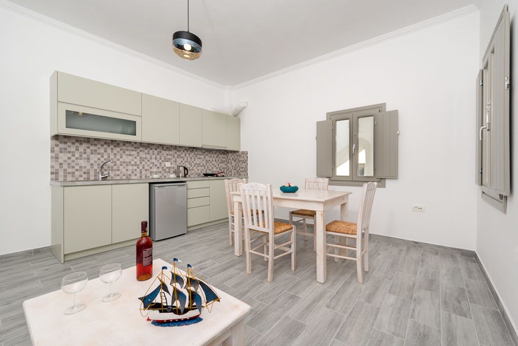 fridge, stovetop, coffee/tea maker, electric kettle