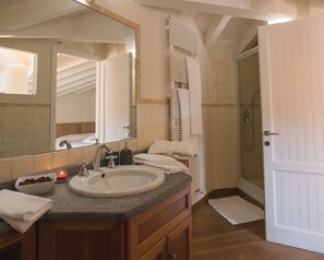 Deluxe Quadruple Room | Bathroom | Shower, free toiletries, hair dryer, bathrobes - La Cucchetta (Dormelletto)