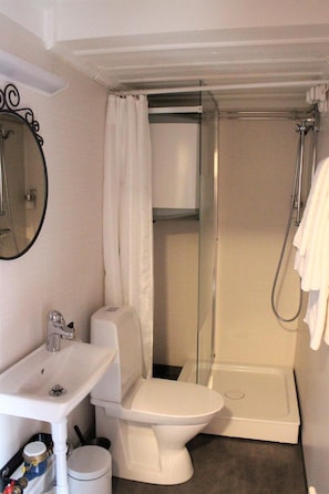 Handuk dan tisu toilet