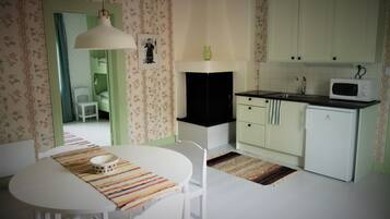 Twin Room, Private WC, Shared shower, Excluding linen and towels | Private kitchen | Fridge, microwave, oven, stovetop
