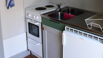 Twin Room, Private WC, Shared shower, Excluding linen and towels | Private kitchen | Fridge, microwave, oven, stovetop