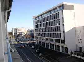 Un bâtiment moderne doté d’une façade plane et d’une série de fenêtres disposées en réseau.
