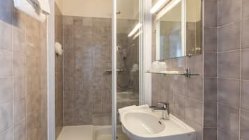 Dusche, kostenlose Toilettenartikel, Haartrockner, Handtücher