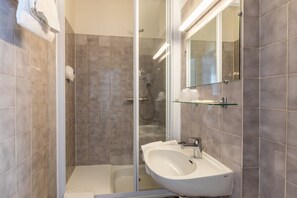 Dusche, kostenlose Toilettenartikel, Haartrockner, Handtücher