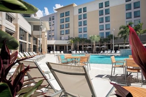 Outdoor pool, open 8:00 AM to 11:00 PM, pool umbrellas, sun loungers - SpringHill Suites by Marriott Orlando Theme Parks/Lake Buena Vista (Orlando)