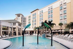 Outdoor pool, open 8:00 AM to 11:00 PM, pool umbrellas, sun loungers - SpringHill Suites by Marriott Orlando Theme Parks/Lake Buena Vista (Orlando)