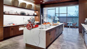 Fridge, coffee/tea maker