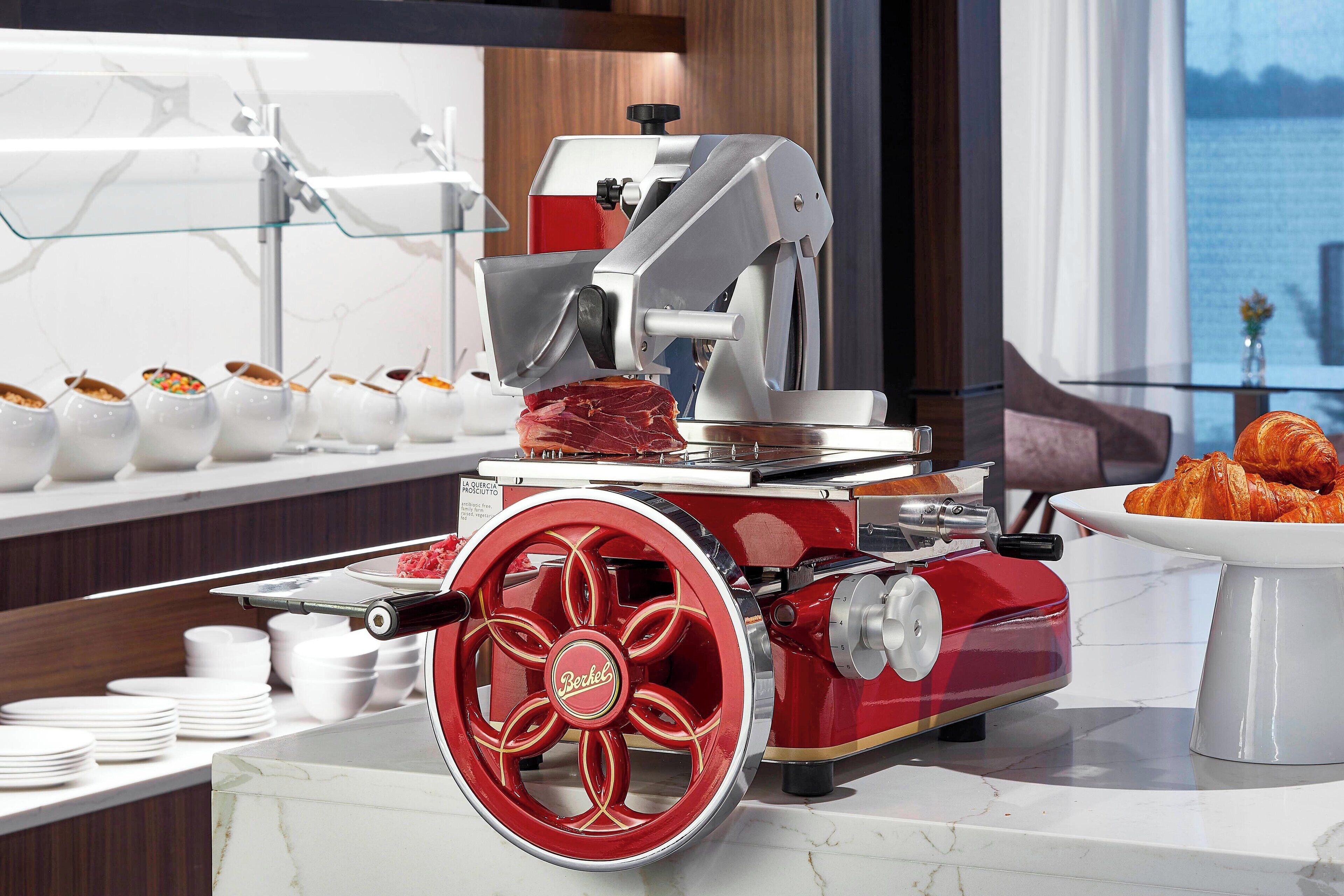 fridge, coffee/tea maker