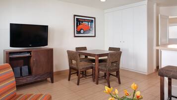 Suite, 1 Bedroom, Kitchen | In-room dining