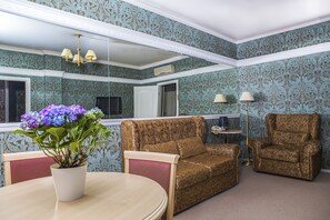 Suite | Living room | Flat-screen TV