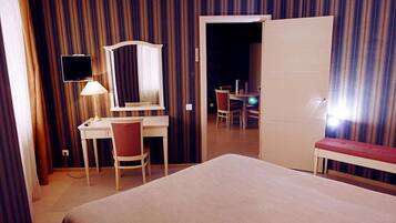 Coffres-forts dans les chambres, bureau, fer et planche à repasser