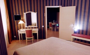 Suite | Een kluis op de kamer, een bureau, een strijkplank/strijkijzer